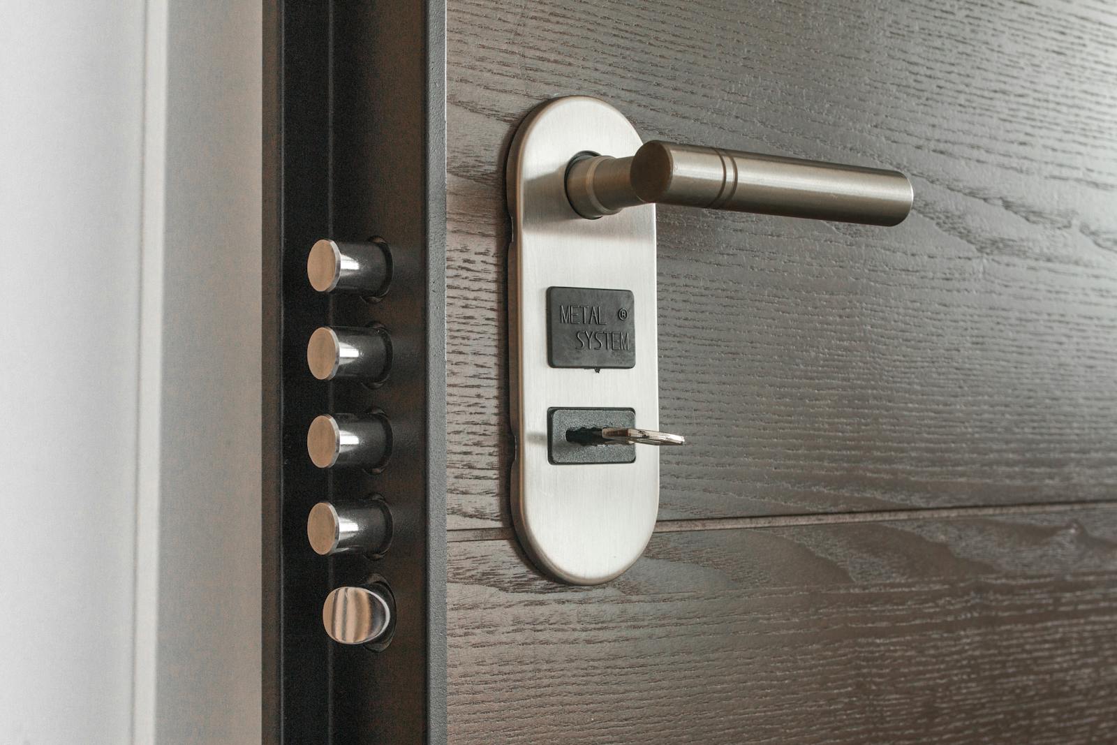 Schlage vs Kwikset vs Mul-T-Lock: ¿El Mejor Cerrojo para Apartamentos de NYC? - Featured image